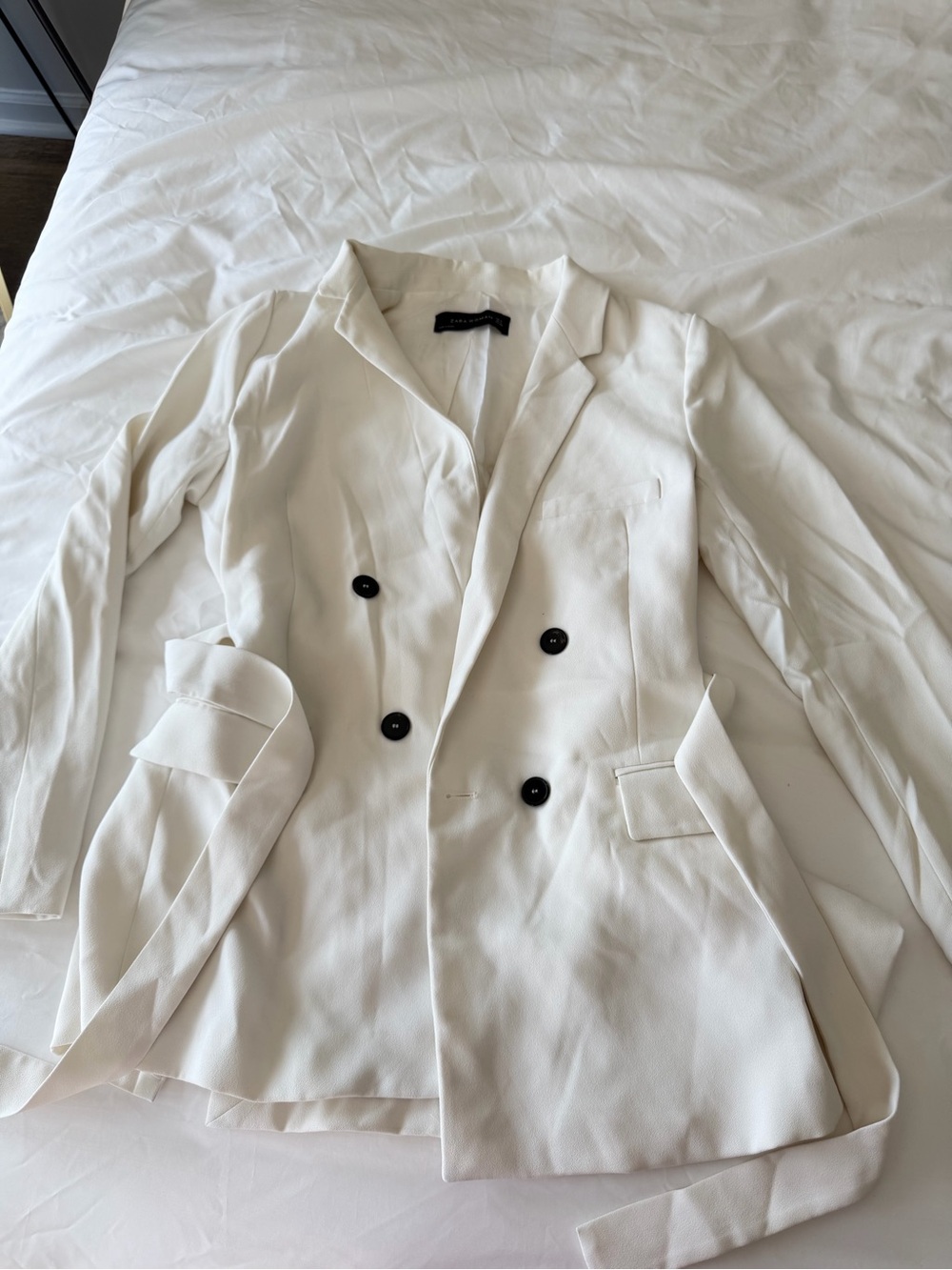 Zara Woman Cream Blazer with brown buttons (lovely, just needs ironed 😅)